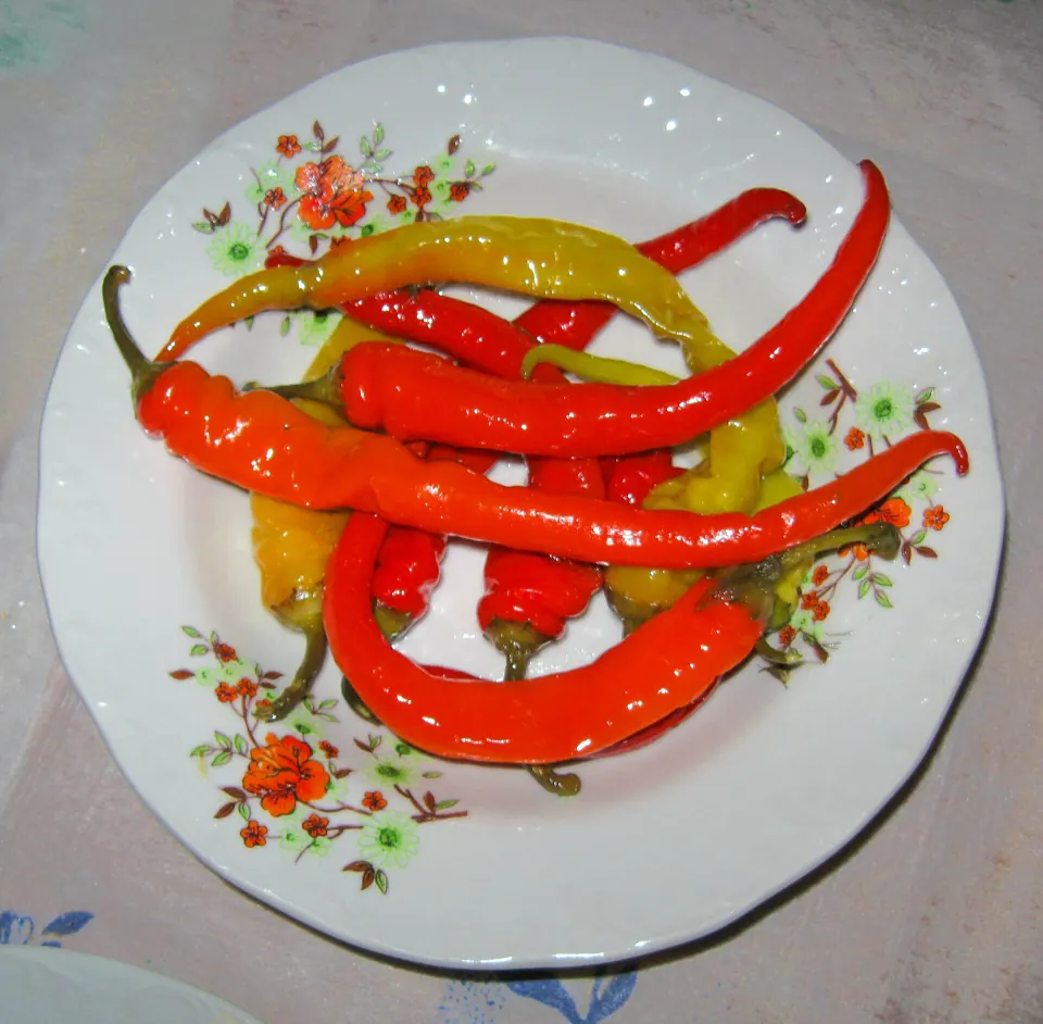 Tabakta acı biber turşusu